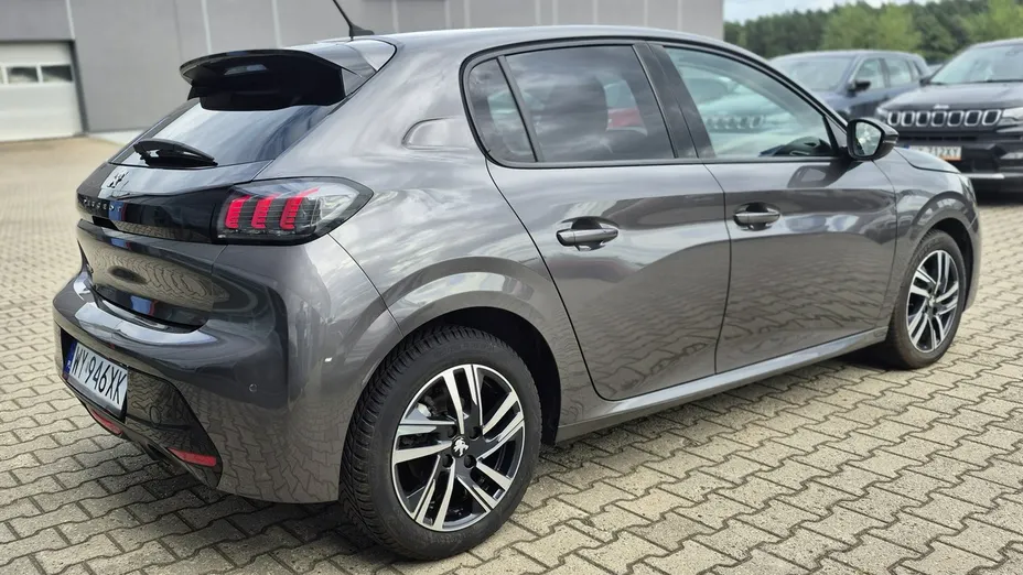 PEUGEOT 208 -