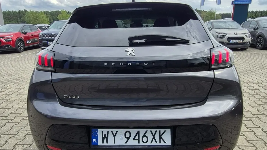 PEUGEOT 208 -