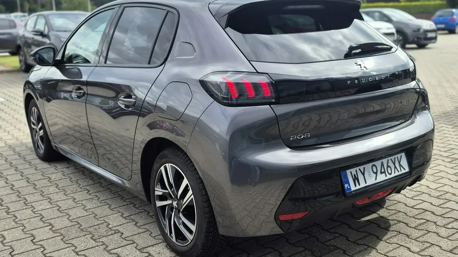 PEUGEOT 208 -
