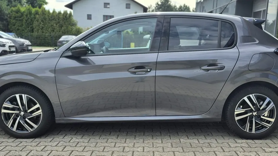 PEUGEOT 208 -