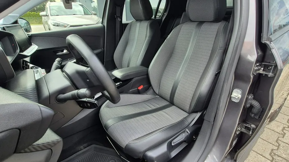 PEUGEOT 208 -