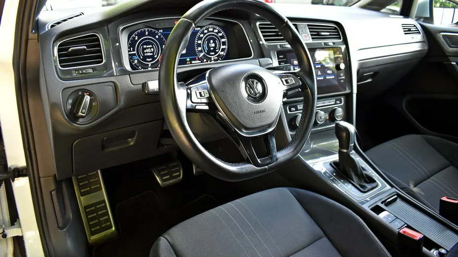 VOLKSWAGEN Golf -