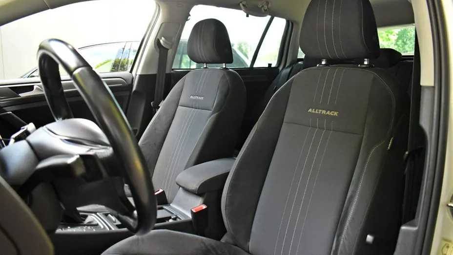 VOLKSWAGEN Golf -