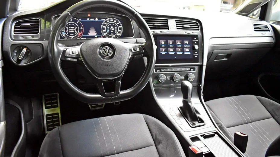 VOLKSWAGEN Golf -