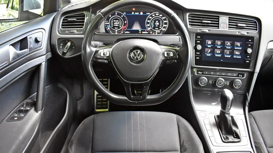 VOLKSWAGEN Golf -