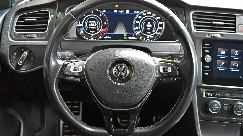 VOLKSWAGEN Golf -