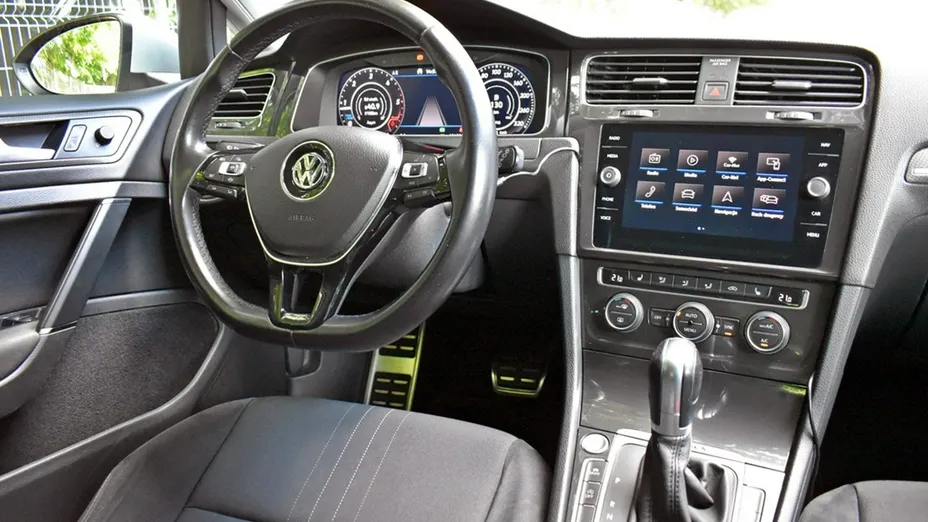 VOLKSWAGEN Golf -