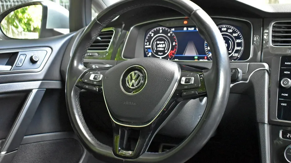 VOLKSWAGEN Golf -