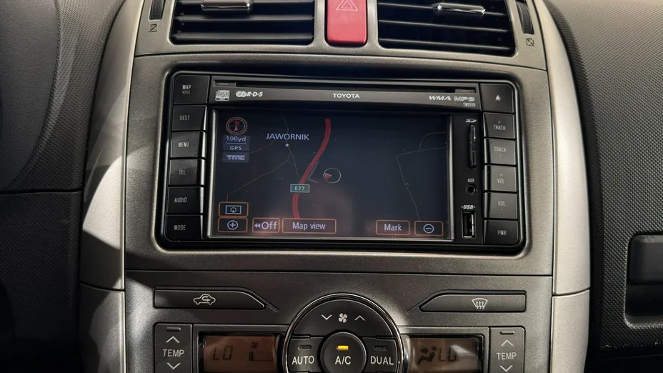 TOYOTA Auris -