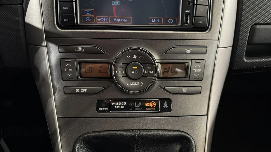 TOYOTA Auris -