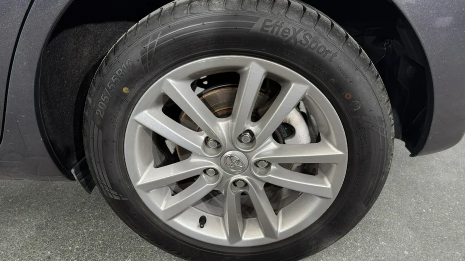 TOYOTA Auris -
