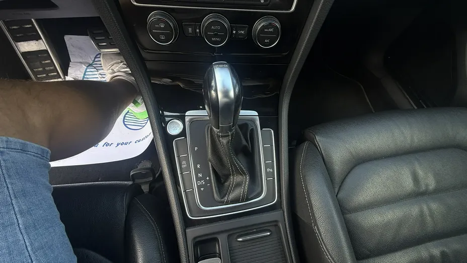 VOLKSWAGEN Golf -