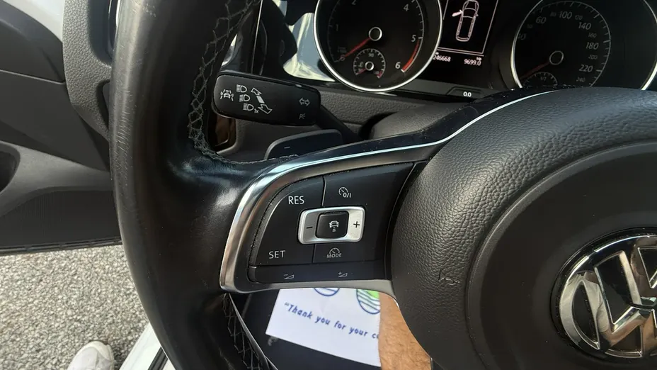 VOLKSWAGEN Golf -