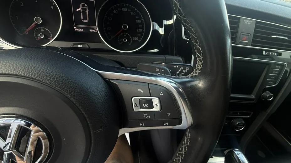 VOLKSWAGEN Golf -