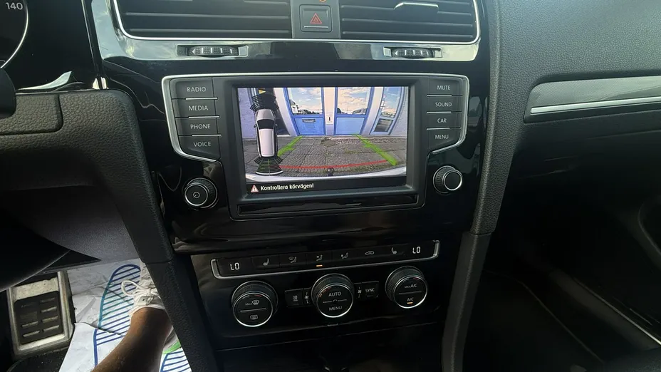 VOLKSWAGEN Golf -