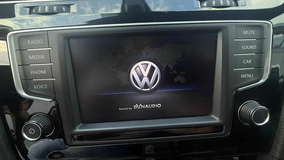 VOLKSWAGEN Golf -