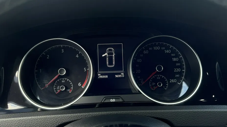 VOLKSWAGEN Golf -