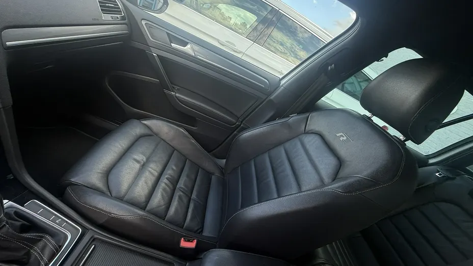VOLKSWAGEN Golf -