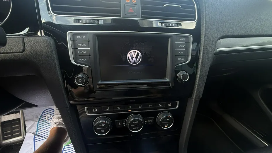 VOLKSWAGEN Golf -