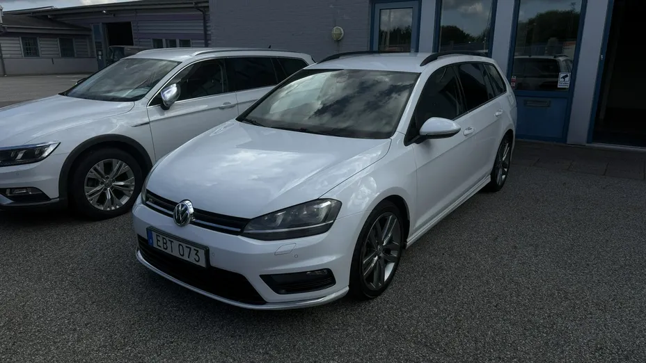 VOLKSWAGEN Golf -