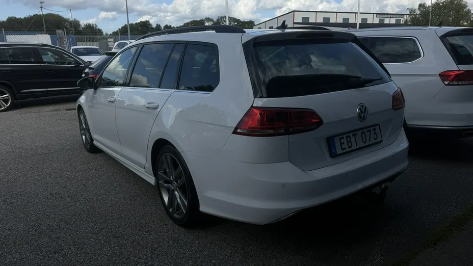 VOLKSWAGEN Golf -