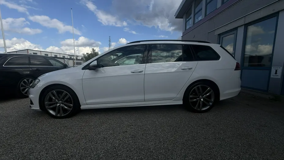 VOLKSWAGEN Golf -