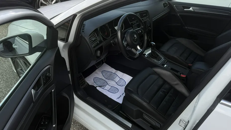 VOLKSWAGEN Golf -
