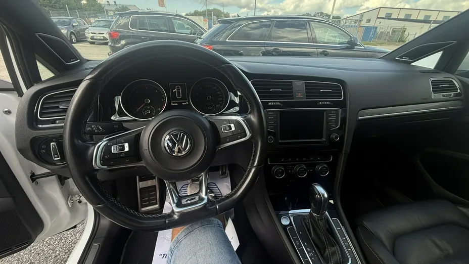 VOLKSWAGEN Golf -