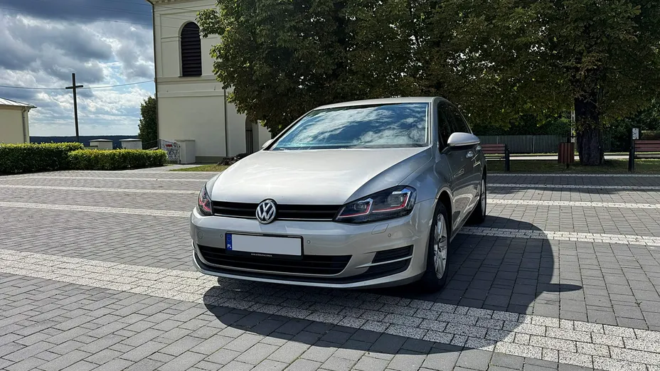 VOLKSWAGEN Golf -