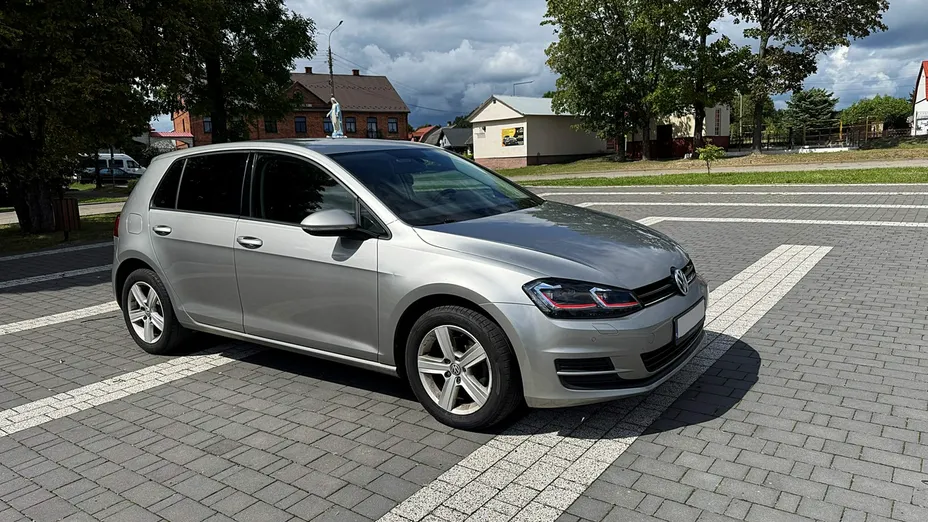 VOLKSWAGEN Golf -