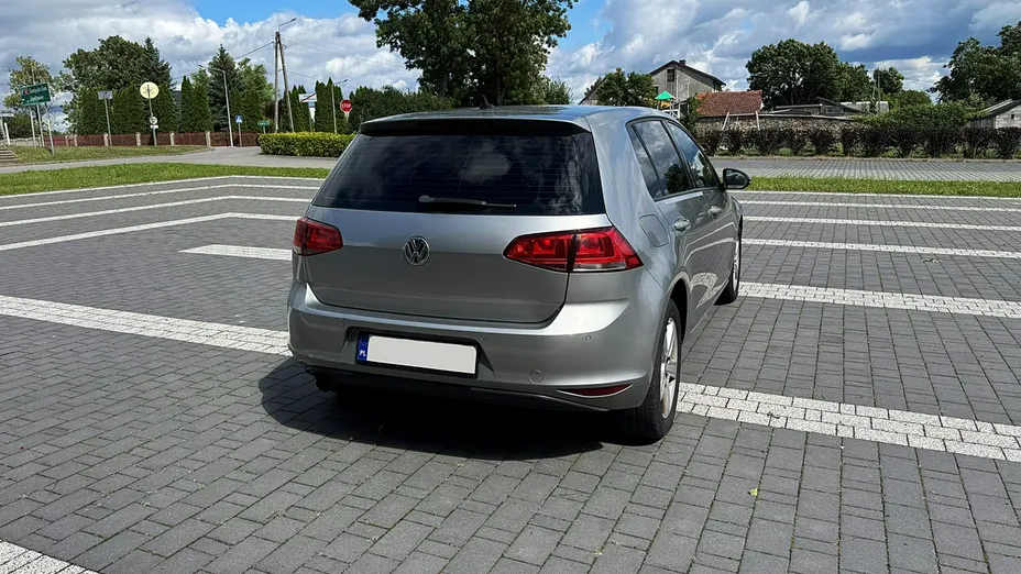 VOLKSWAGEN Golf -