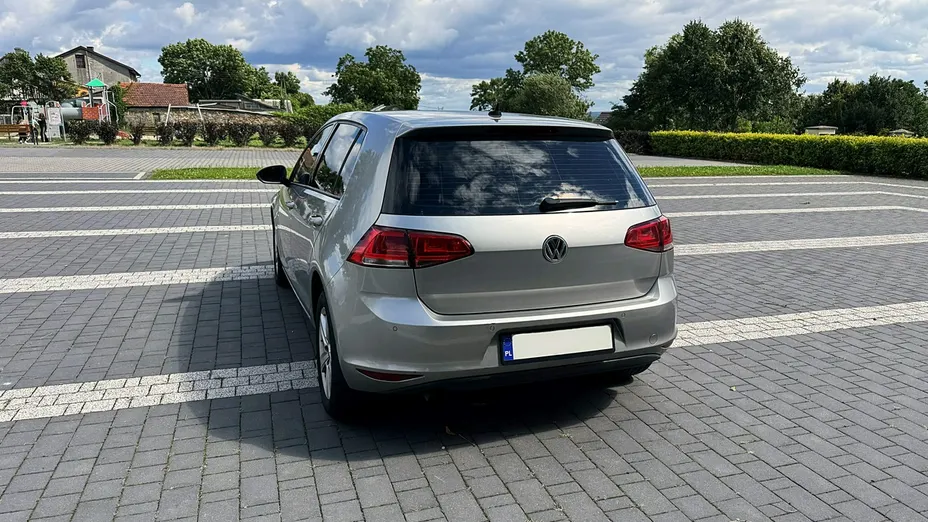 VOLKSWAGEN Golf -
