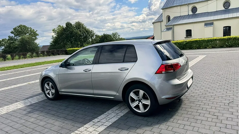 VOLKSWAGEN Golf -