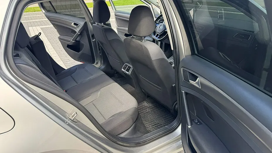 VOLKSWAGEN Golf -
