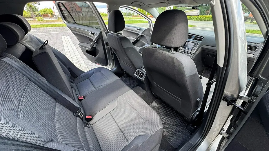 VOLKSWAGEN Golf -