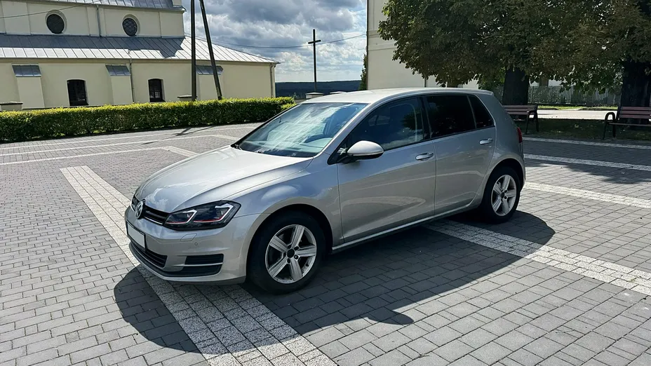 VOLKSWAGEN Golf -