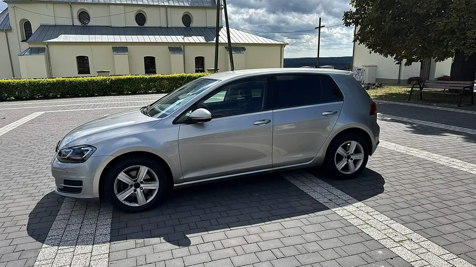 VOLKSWAGEN Golf -