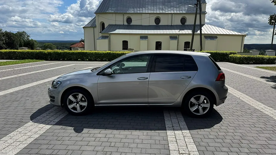 VOLKSWAGEN Golf -