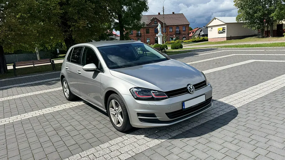 VOLKSWAGEN Golf -