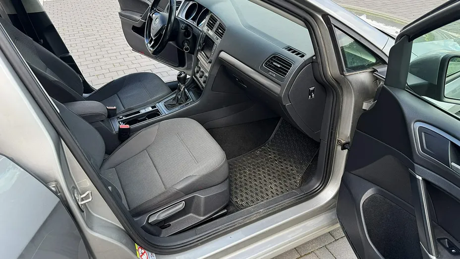 VOLKSWAGEN Golf -