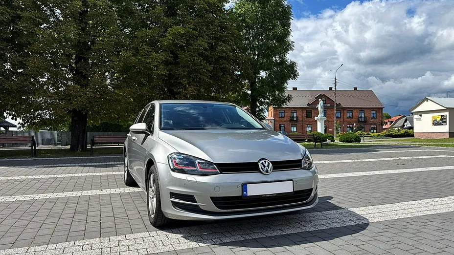 VOLKSWAGEN Golf -