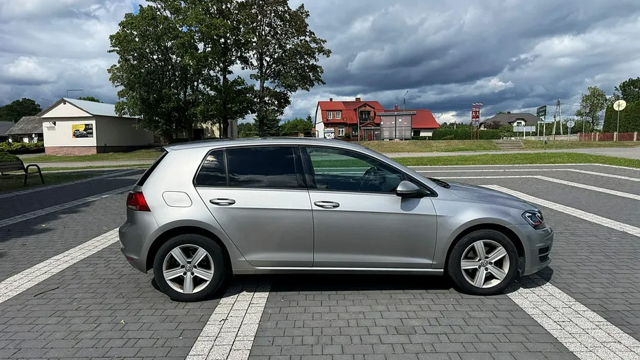 VOLKSWAGEN Golf -