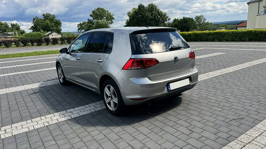 VOLKSWAGEN Golf -