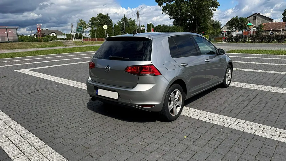VOLKSWAGEN Golf -