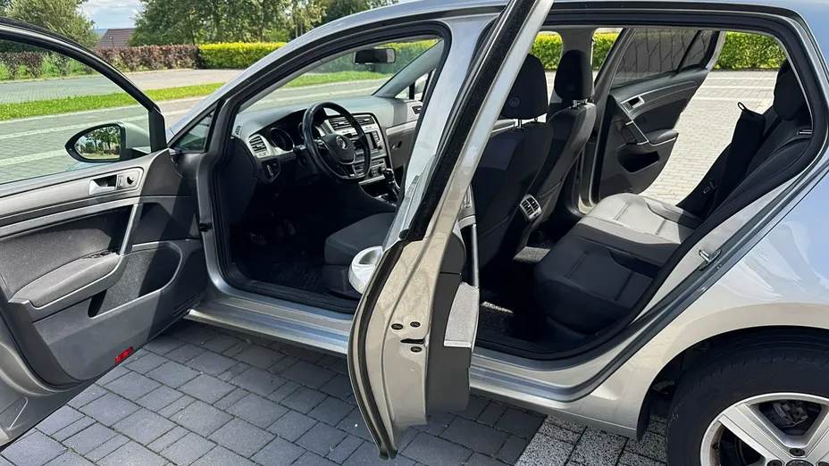 VOLKSWAGEN Golf -