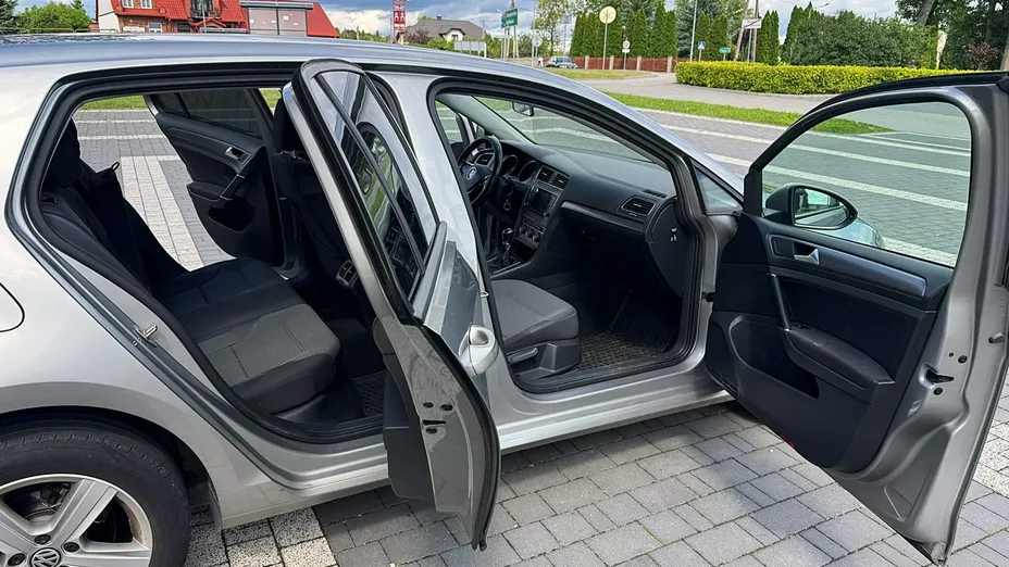 VOLKSWAGEN Golf -