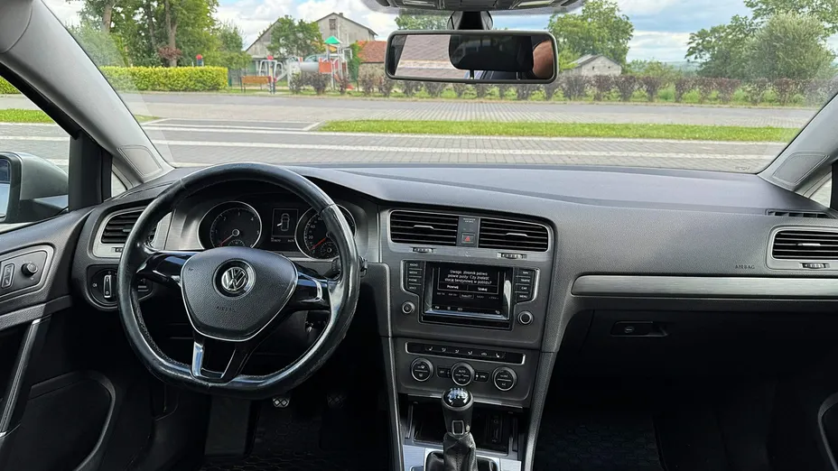 VOLKSWAGEN Golf -