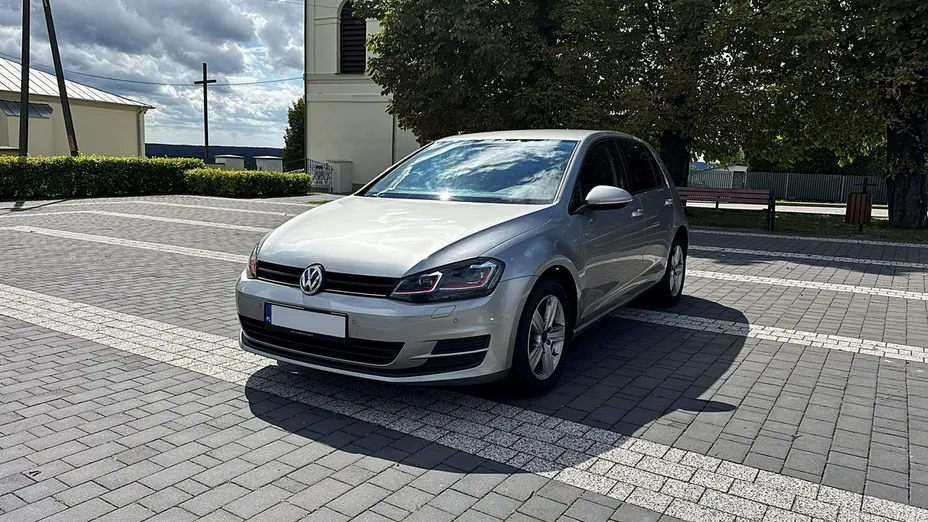 VOLKSWAGEN Golf -