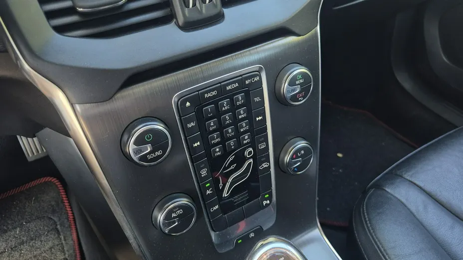 VOLVO V40 -