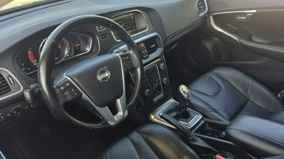 VOLVO V40 -
